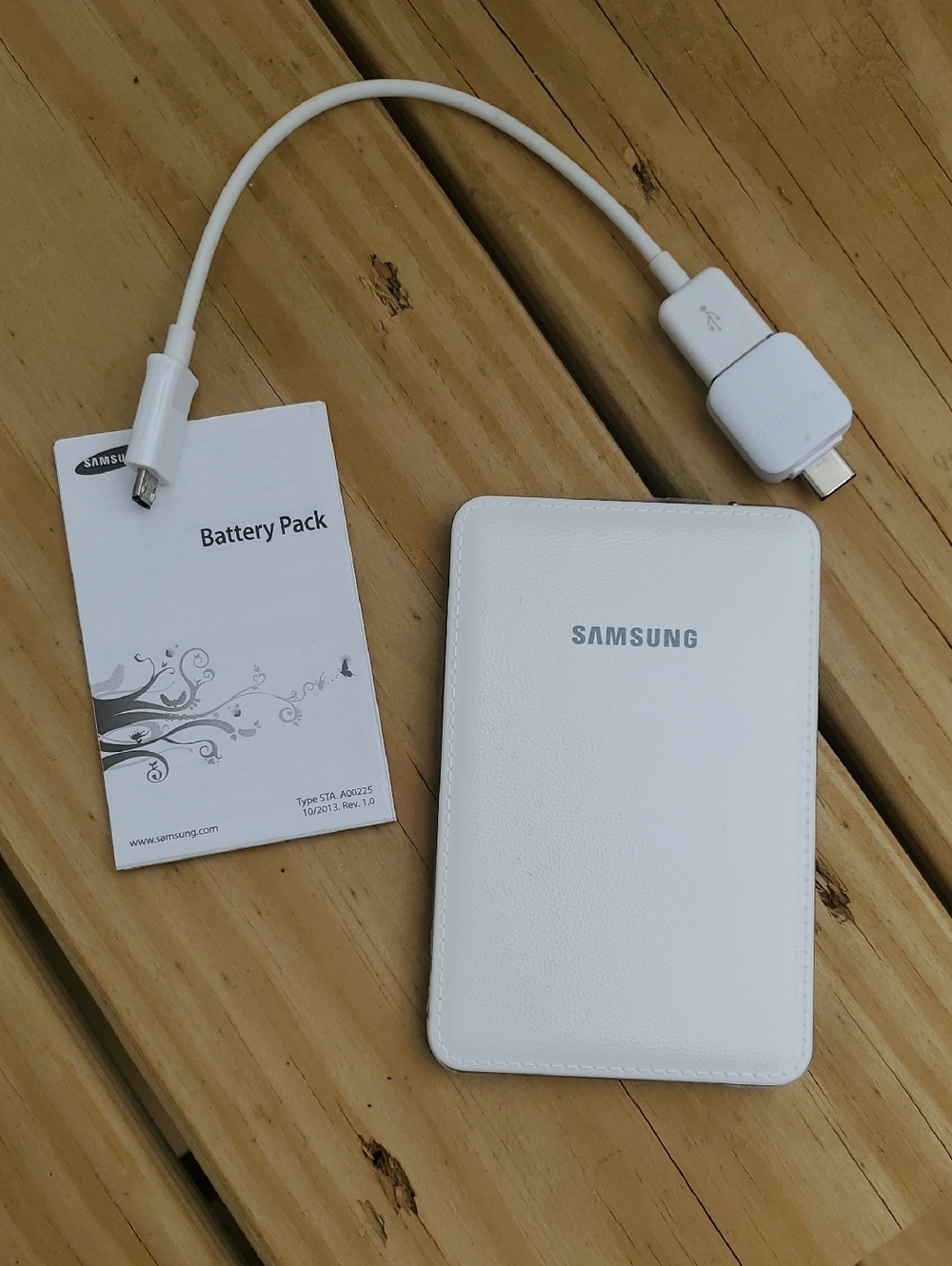 Samsung White Portable Battery Pack with Cable Bundle